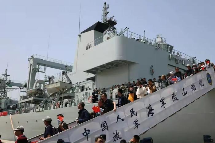 从苏丹撤离的中国同胞抵达沙特阿拉伯吉达港